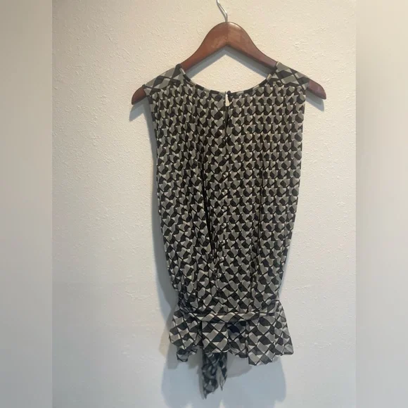 BANANA REPUBLIC XL blouse. Geometric pattern in shades of gray and black. EUC - Picture 4 of 8